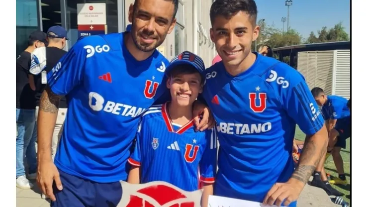 Pequeño hincha de la U emociona a los jugadores azules con potente discurso: "Es el momento"