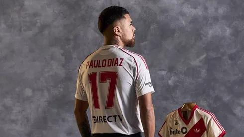 Paulo Díaz modeló la nueva camiseta de River Plate. (Foto: @RiverPlate)