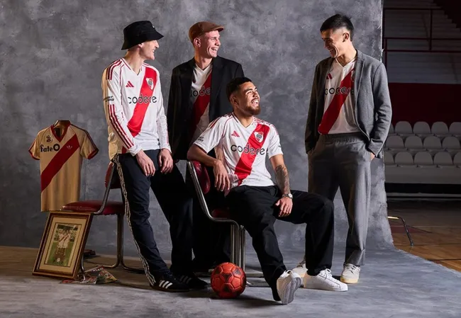 Paulo Díaz y Pablo Solari modelaron la nueva camiseta de River Plate. (Foto: @RiverPlate)