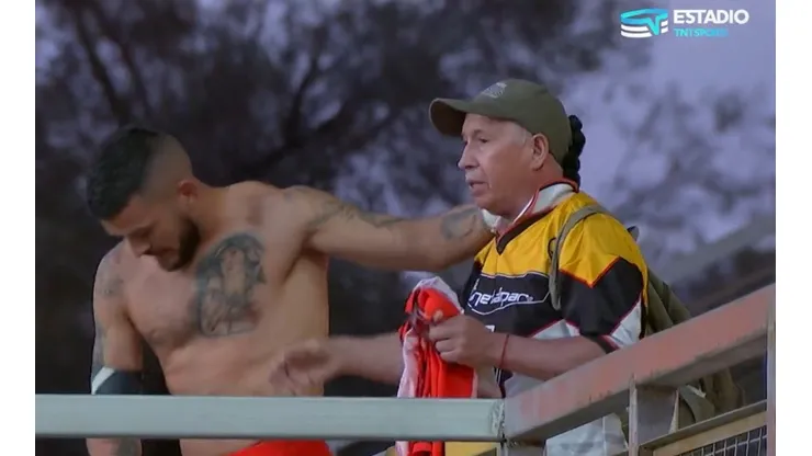 Arquero de Santiago Morning cuenta por qué le regaló su camiseta al hincha solitario que fue a Calama: "Recordé los viajes que hacía por el equipo que me gustaba"