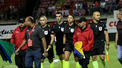 Véjar tuvo que salir escoltado del Nelson Oyarzún.