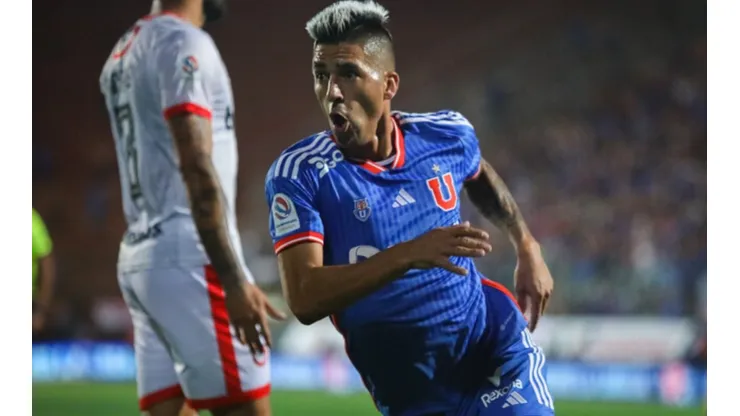 El historial de clásicos de Leandro Fernández que ahora se alista para jugar el primero en Chile