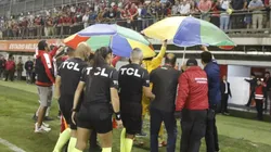 Véjar tuvo que ser retirado con seguridad del Nelson Oyarzún de Chillán.