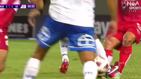 La polémica jugada en que Saavedra no vio la tarjeta roja.