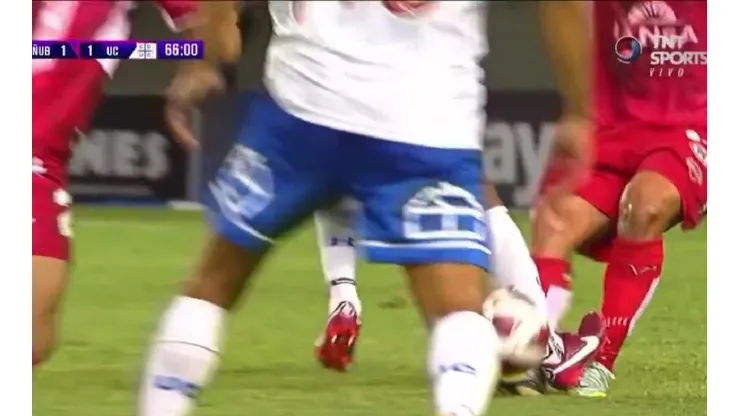 La polémica jugada en que Saavedra no vio la tarjeta roja.