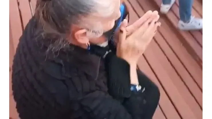 ¡Abuelita bullanguera! Señora de 85 años se roba las miradas alentando a la U en el Estadio Santa Laura