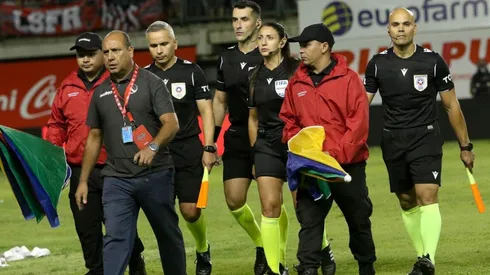 Véjar se tuvo que retirar con seguridad del estadio.