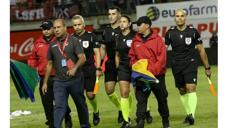 Véjar se tuvo que retirar con seguridad del estadio.