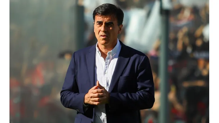 Quinteros prepara dos importantes cambios en su línea defensiva.