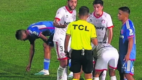 El momento en que Carabalí estaba en el suelo y Fernánde guardó un elemento en su media.