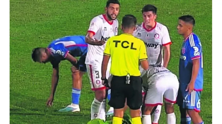 El momento en que Carabalí estaba en el suelo y Fernánde guardó un elemento en su media.