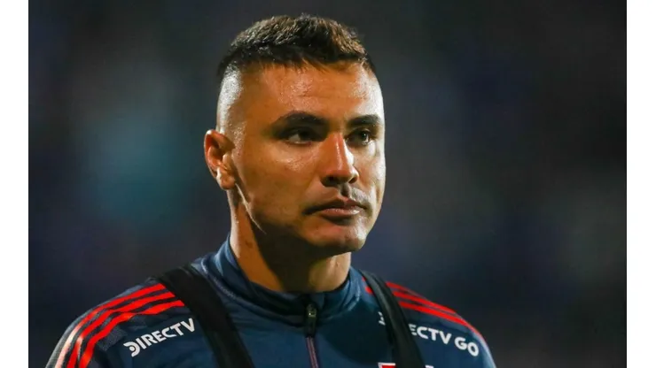 El cuidatubos azul hizo saber su malestar por la cancha del Santa Laura.