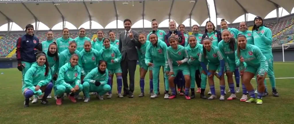 El plantel azul junto a Rodolfo Cartera | FOTO: Universidad de Chile