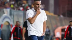 Jaime García está molesto por el estado de la cancha del Nelson Oyarzún.