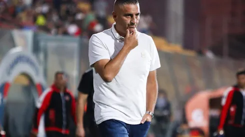 Jaime García está molesto por el estado de la cancha del Nelson Oyarzún.