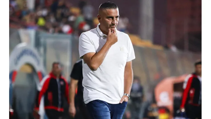 Jaime García está molesto por el estado de la cancha del Nelson Oyarzún.