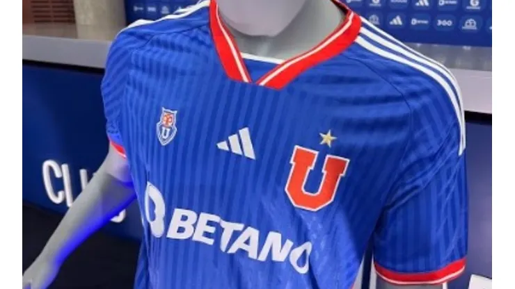 Héroe azul está atento a la presentación y exige la nueva camiseta de la Universidad de Chile