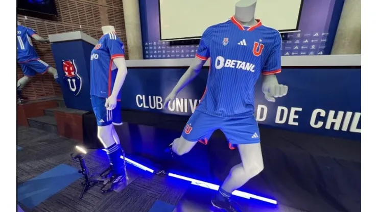 ¿Cuál fue el resultado de Universidad de Chile cuando estrenó una nueva camiseta?