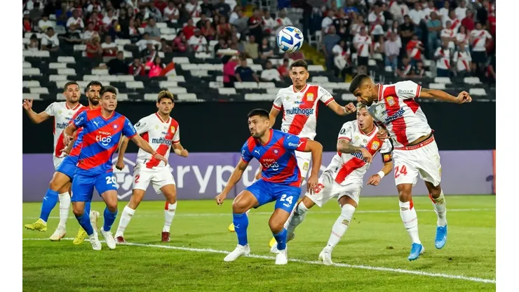 Curicó Unido debe remontar la llave ante Cerro Porteño en Paraguay.