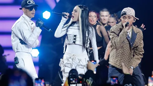 Nicki Nicole junto a Cris MJ y Standly en el Festival de Viña 2023.