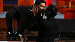 Fabrizio Copano se besa con Gonzalo Valenzuela, en el Festival de Viña 2023.