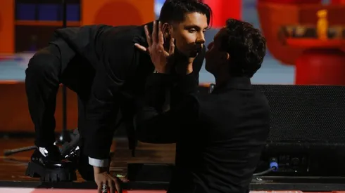 Fabrizio Copano se besa con Gonzalo Valenzuela, en el Festival de Viña 2023.