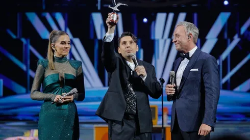 Fabrizio Copano con la Gaviota de Plata en sus manos, en el Festival de Viña 2023