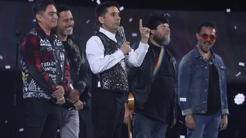 Fabrizio Compano en el remate de su rutina junto a Los Bunkers en el Festival de Viña 2023.