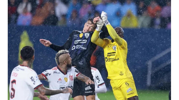 Vidal fue titular y sufrió el bullying de los ecuatorianos.