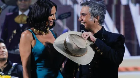 Alejandro Fernández y la modelo, Rubia, en el Festival de Viña 2023.
