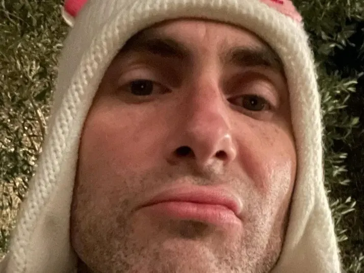 Chilenos cumplen ritual de trolleo contra Adam Levine por Viña 2023