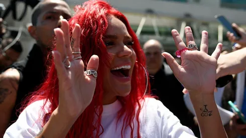 Karol G en las afueras del hotel Sheraton.