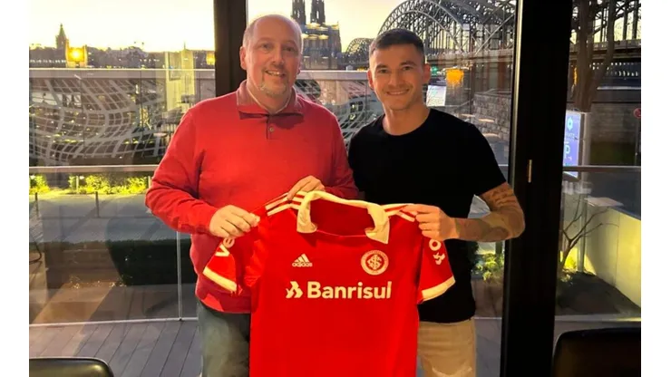 Aránguiz firmó su pre contrato con Inter de Porto Alegre.