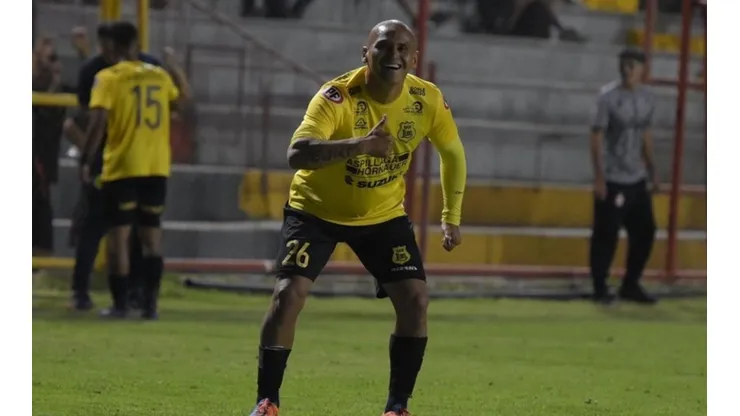 Chupete guió la victoria canaria ante San Felipe por 3-1.