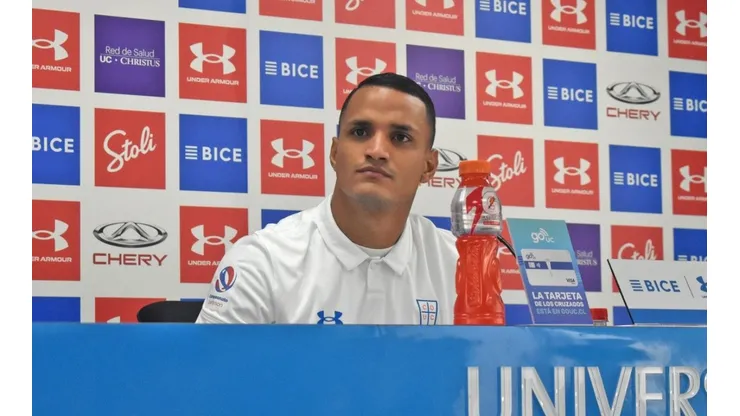 El fulminante amor de los hinchas de la UC con Brayan Rovira tras su debut en Chile
