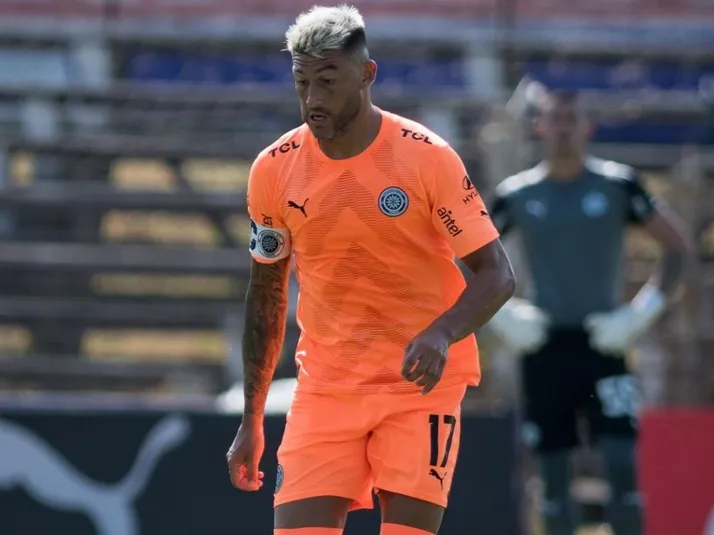 Álvaro Brun deja atrás su mala campaña en la U y convierte en Uruguay