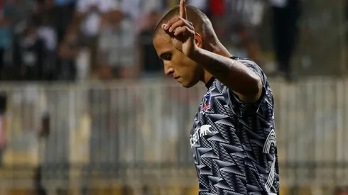 Leandro Benegas viene a lucha por un puesto en Colo Colo, pero puede perder terreno.