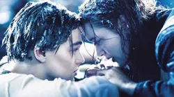Leonardo DiCaprio como Jac y Kate Winslet como Rose en el crucial momento de Titanic.