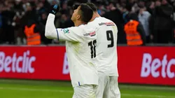 Alexis Sánchez festejando su gol de penal ante el PSG.