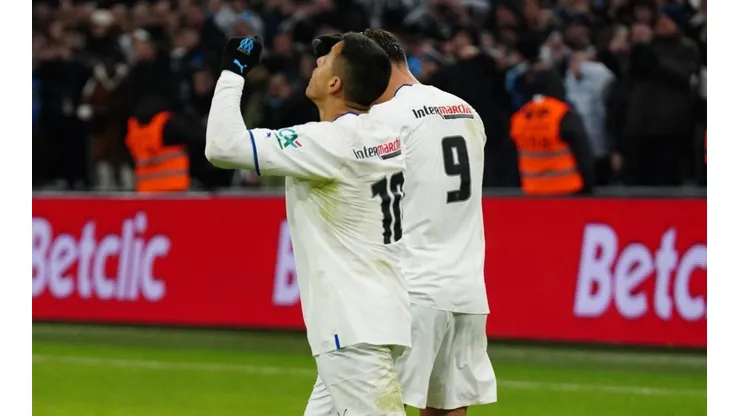 Alexis Sánchez festejando su gol de penal ante el PSG.