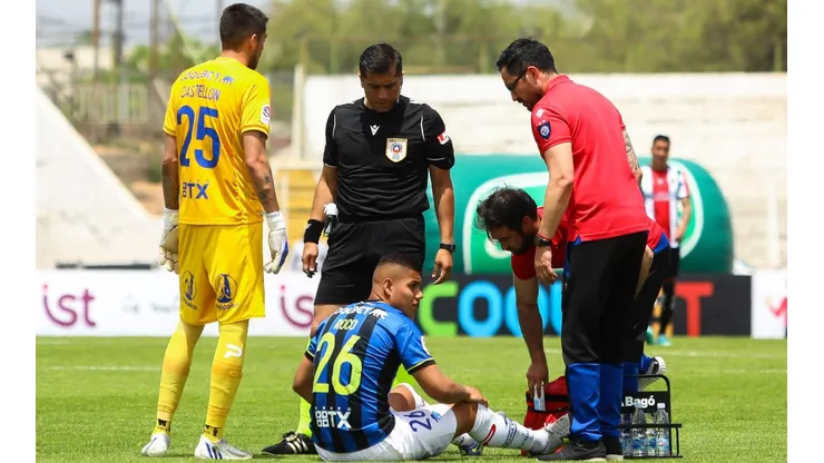 Bastián Roco lo pasa mal en Huachipato
