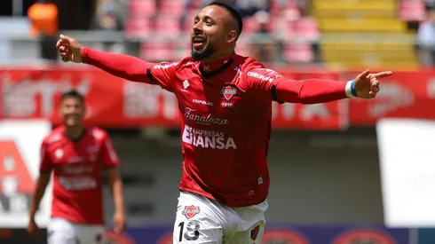 El defensor aseguró que un grande italiano preguntó por él cuando defendió a los azules