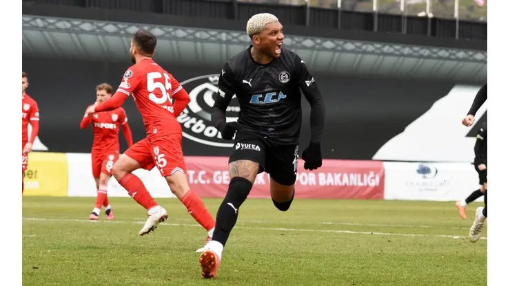 La celebración de Junior Fernandes tras su primer gol en Manisa de Turquía