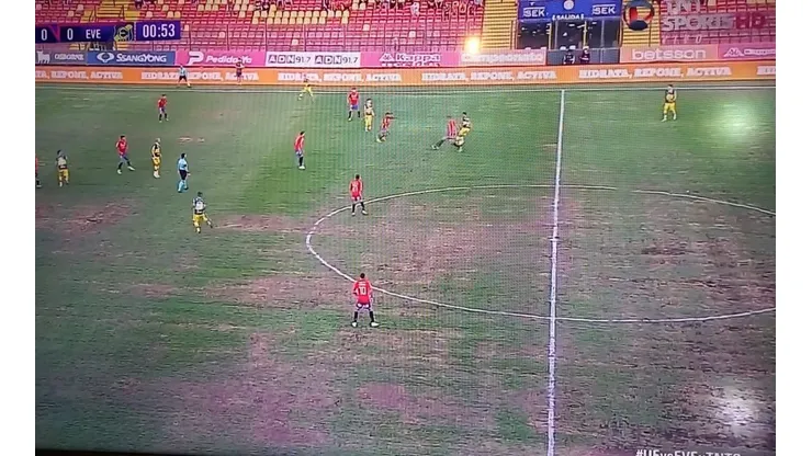 ¿Cancha? del Estadio Santa Laura no mejora y vuelve a entregar un pobre espectáculo en duelo entre Unión Española y Everton