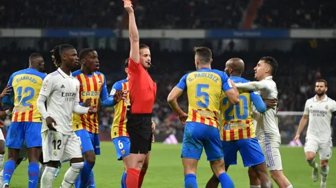 Gabriel Paulista fue expulsado por esa falta a Vinicius