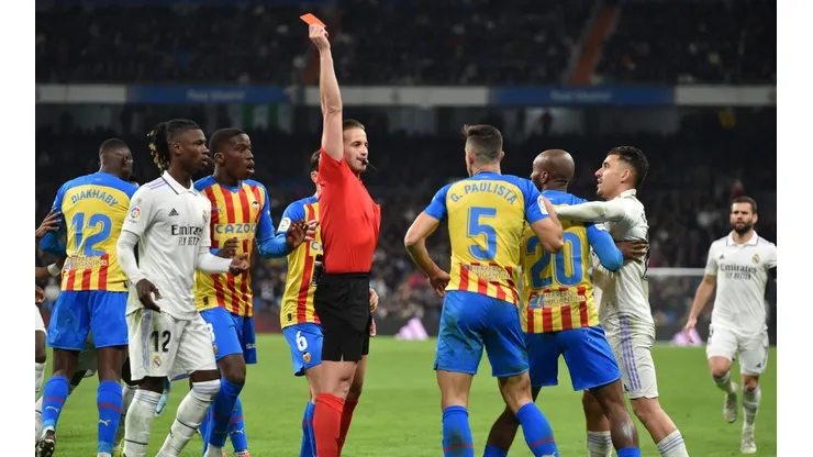 Gabriel Paulista fue expulsado por esa falta a Vinicius