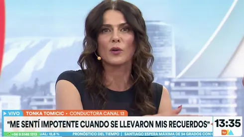 Tonka Tomicic en medio de la entrevista.