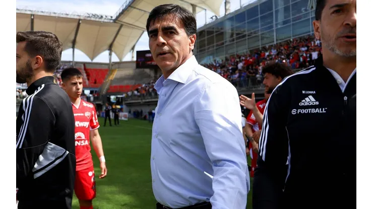 Gustavo Quinteros se cuadra con la gente de Chillán