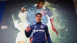 Darío Osorio posando en el mural del Tanque Campos en el CDA.