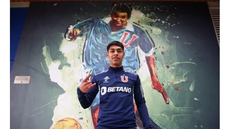 Darío Osorio posando en el mural del Tanque Campos en el CDA.